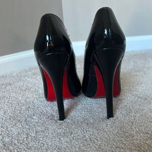 Black heels with red bottoms